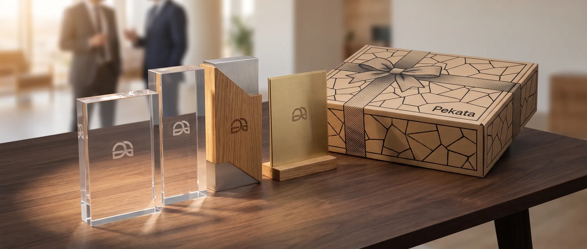 Pokale mit Gravur für Unternehmen aus Acryl und Glas mit eingraviertem Firmenlogo